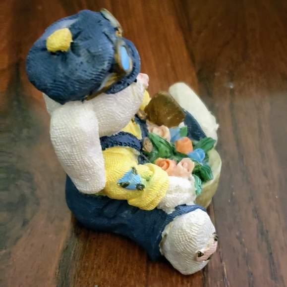 Bunny Holding Pot of Flowers Figurine - Picture 7 of 7